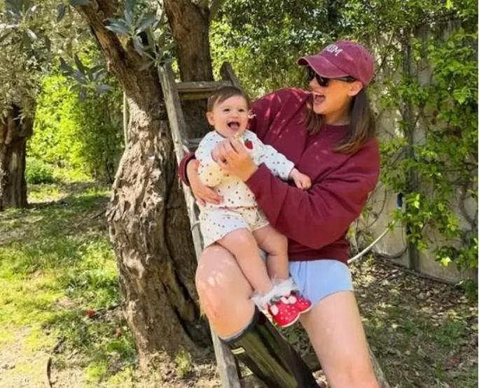 Gizem Karaca’dan kalpleri ısıtan aile pozu: Kızlarını öpücüklere boğdular
