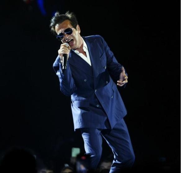 Rock yıldızı Teomandan ilginç performans Yere uzanıp şarkı söyledi