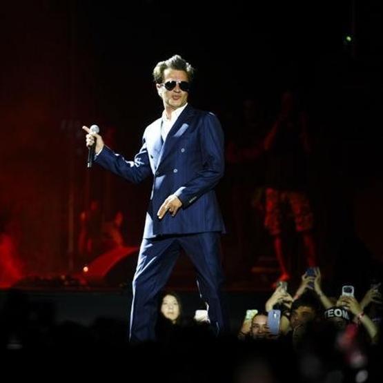 Rock yıldızı Teomandan ilginç performans Yere uzanıp şarkı söyledi