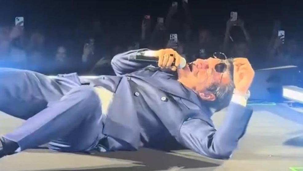 Rock yıldızı Teomandan ilginç performans Yere uzanıp şarkı söyledi