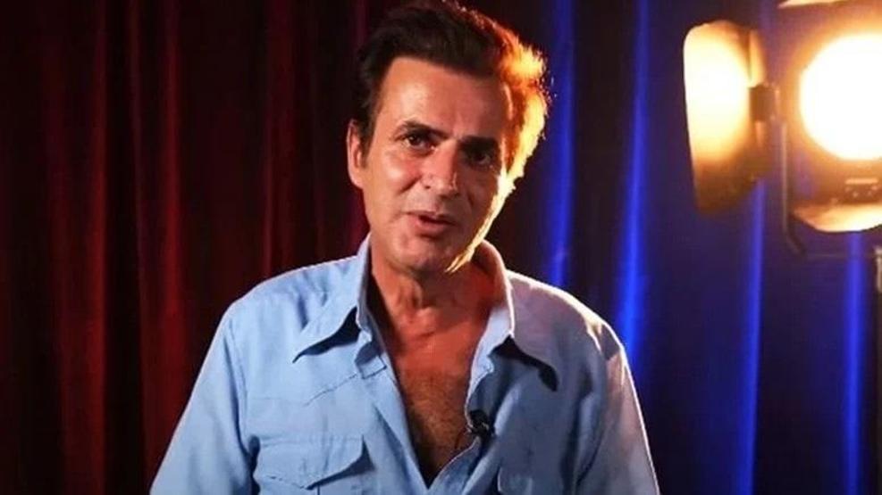 Rock yıldızı Teomandan ilginç performans Yere uzanıp şarkı söyledi