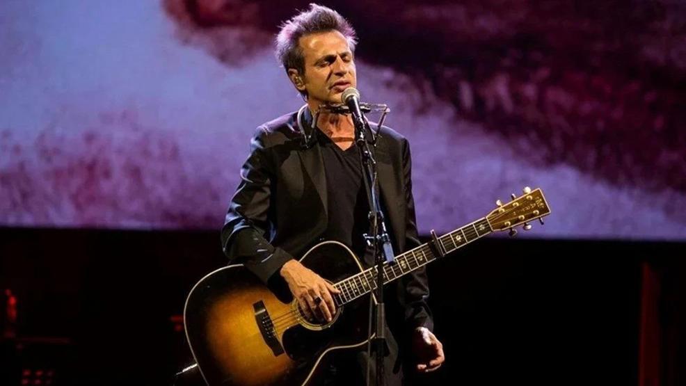 Rock yıldızı Teomandan ilginç performans Yere uzanıp şarkı söyledi