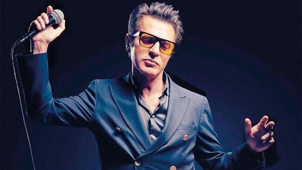 Rock yıldızı Teomandan ilginç performans Yere uzanıp şarkı söyledi