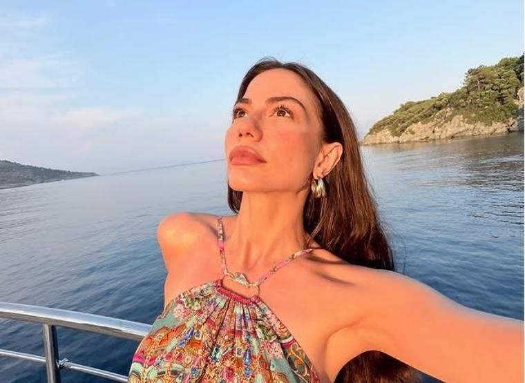 Eşref Rüya final yaptı Demet Özdemir deniz ve güneşin tadını çıkardı Güzel denizkızı’