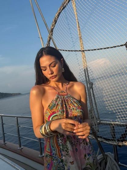 Eşref Rüya final yaptı Demet Özdemir deniz ve güneşin tadını çıkardı Güzel denizkızı’