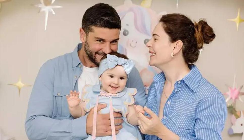 Yıldız Çağrı Atiksoydan Kızıyla Eğlenceli Paylaşım: Hangi Şarkıyı Söylüyor Anlayan Var mı