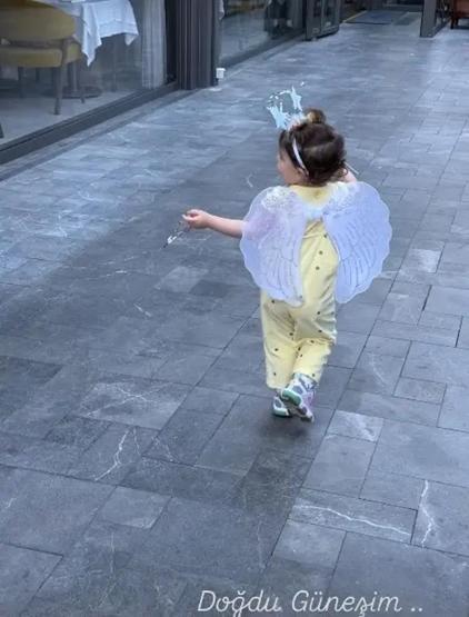 Yıldız Çağrı Atiksoydan Kızıyla Eğlenceli Paylaşım: Hangi Şarkıyı Söylüyor Anlayan Var mı