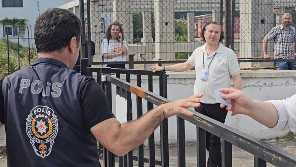 Yanlışlıkla kardeşinin kimliğiyle sınava geldi, amcası 4 dakika kala kendi kimliğini yetiştirdi