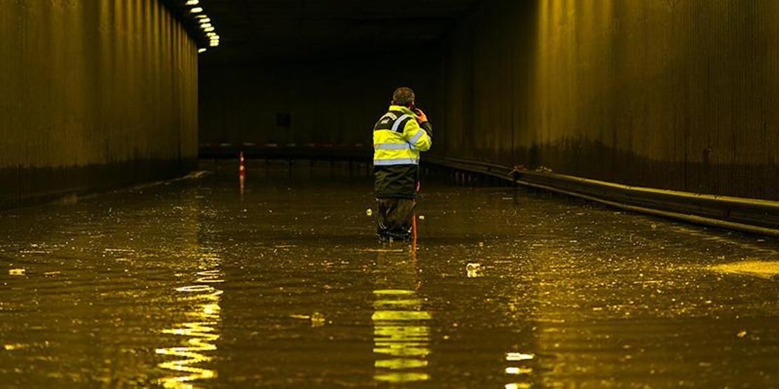 ANKARAYI SEL ALDI | Yol çöktü, alt geçitler göle döndü
