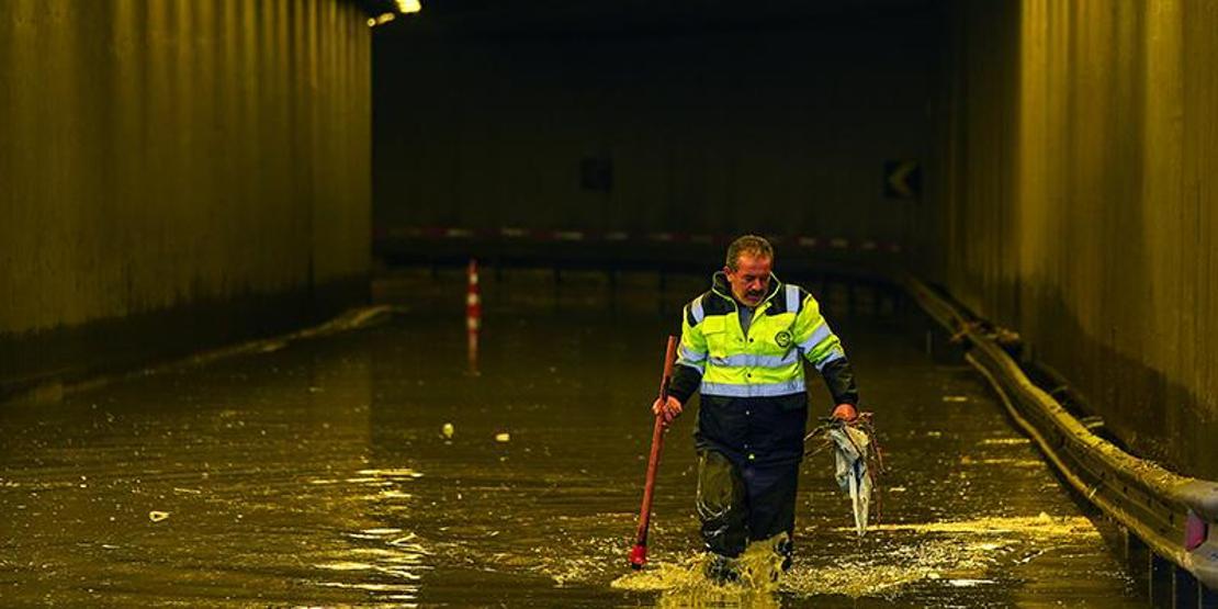 ANKARAYI SEL ALDI | Yol çöktü, alt geçitler göle döndü