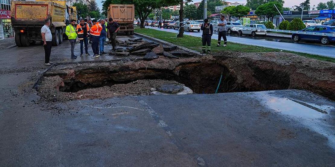 ANKARAYI SEL ALDI | Yol çöktü, alt geçitler göle döndü