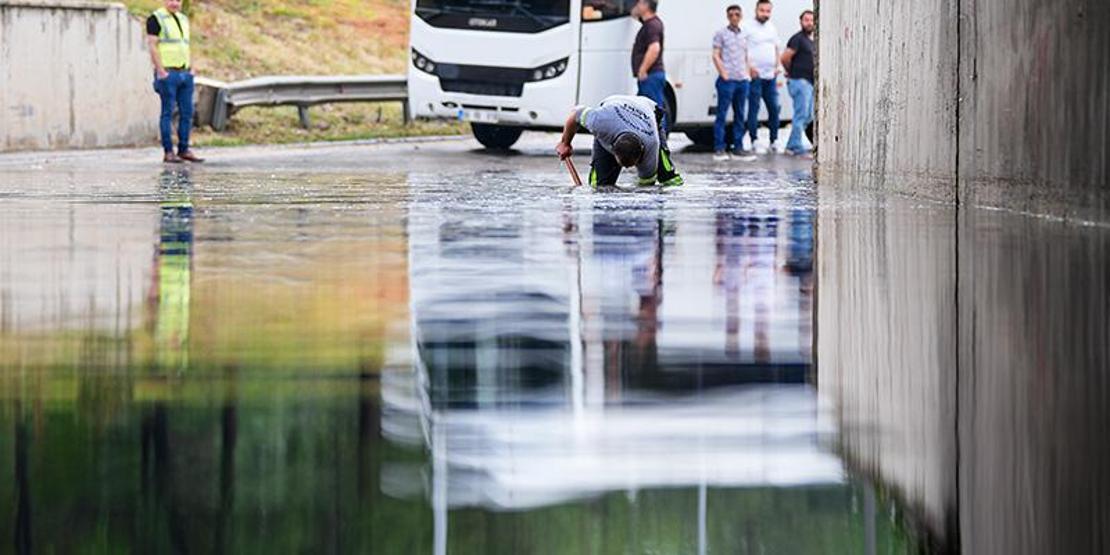 ANKARAYI SEL ALDI | Yol çöktü, alt geçitler göle döndü