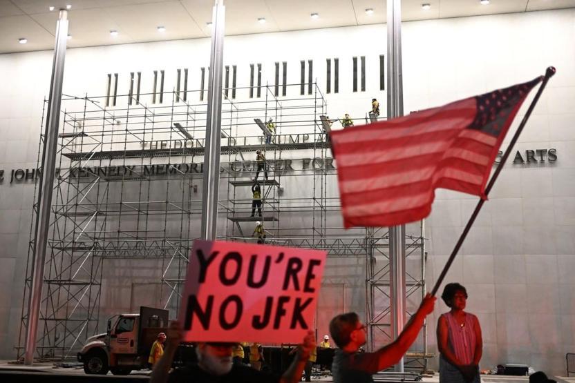 Ve tabeladan çıkarıldı: O binada artık Trump’ın adı yok