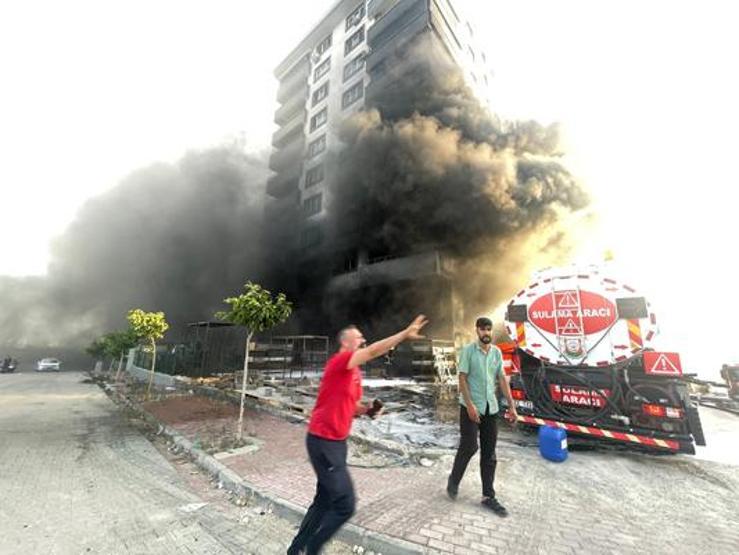 Şanlıurfada 10 katlı apartman alevlere teslim oldu