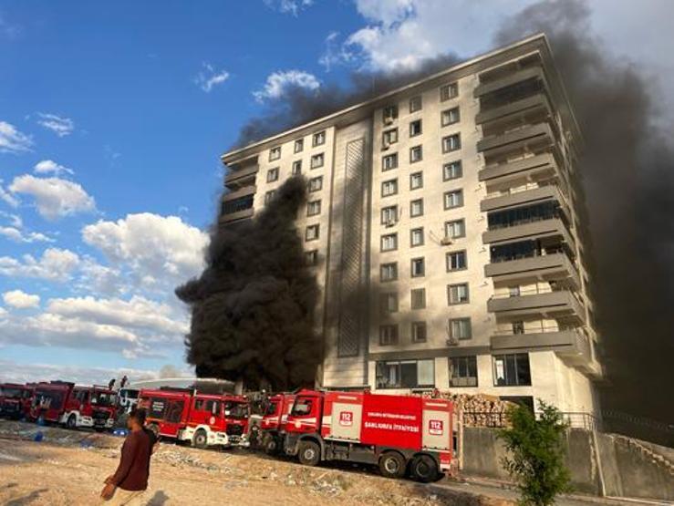 Şanlıurfada 10 katlı apartman alevlere teslim oldu