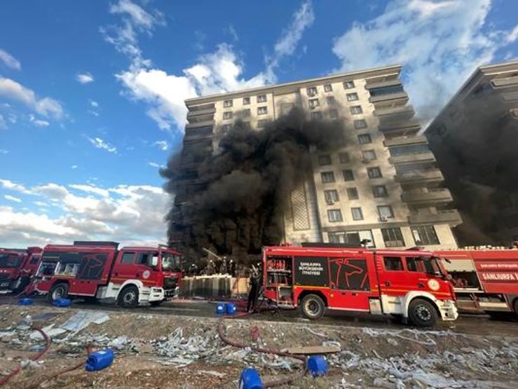 Şanlıurfada 10 katlı apartman alevlere teslim oldu