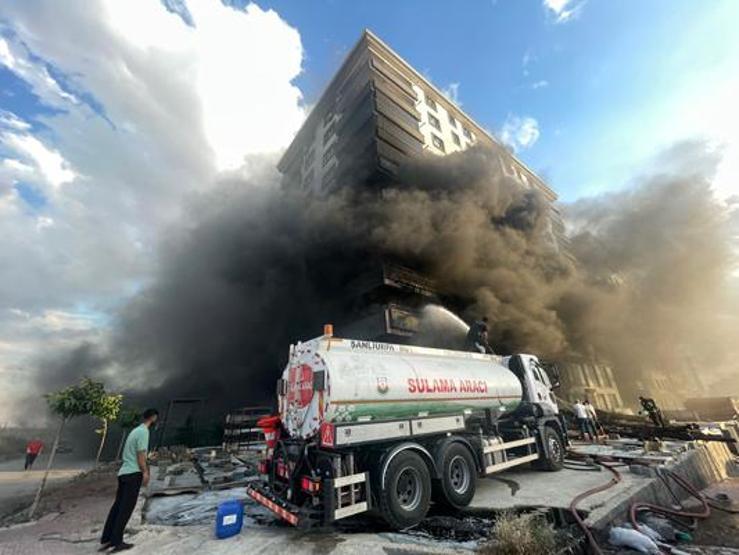 Şanlıurfada 10 katlı apartman alevlere teslim oldu