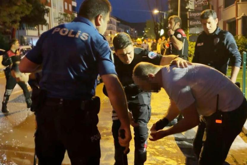 Kızını kaçıran gencin kulağını kesti Polisin müdahalesi facia önledi