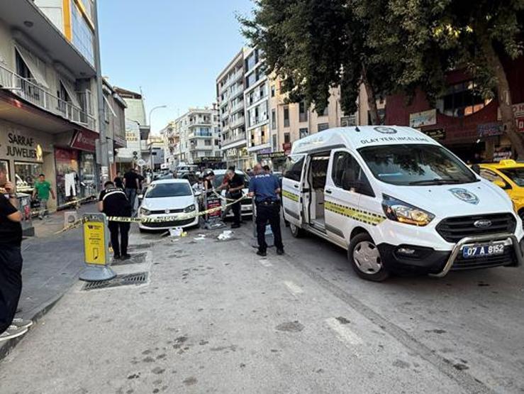 Doğum günü pastası kana bulandı Pastane çıkışı silahlı saldırıya uğradı