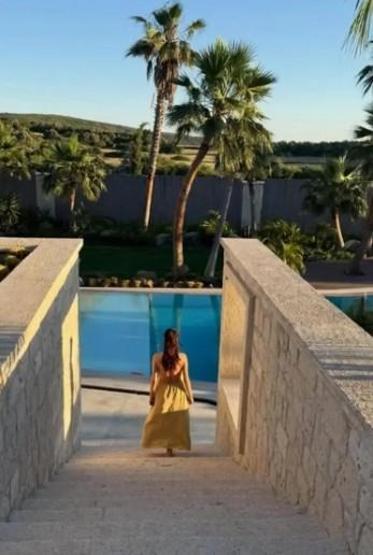 Özlem Ada Şahin’in Tatil Kareleri Olay Oldu “Otel Değil Ev” Yorumu Dikkat Çekti