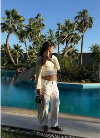 Özlem Ada Şahin’in Tatil Kareleri Olay Oldu “Otel Değil Ev” Yorumu Dikkat Çekti