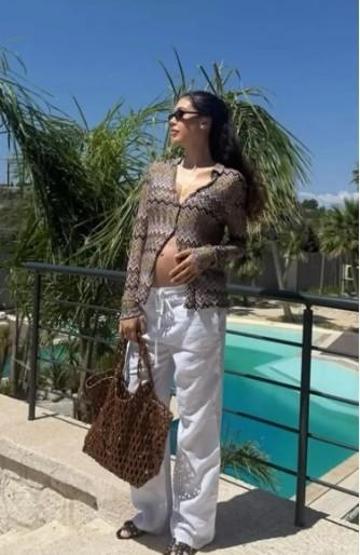 Özlem Ada Şahin’in Tatil Kareleri Olay Oldu “Otel Değil Ev” Yorumu Dikkat Çekti