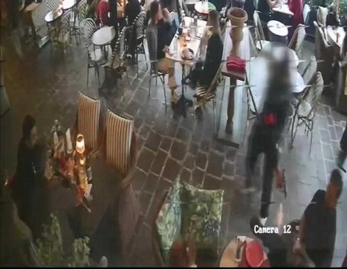 AVMde vahşet: Dövmen çok güzel abi dedi yaklaşıp bacağından vurdu