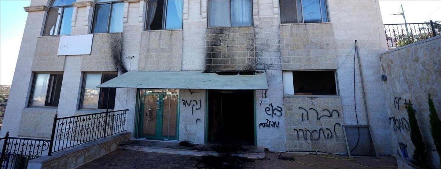 İsrailli yerleşimciler Batı Şeriada iki camiyi kundakladı