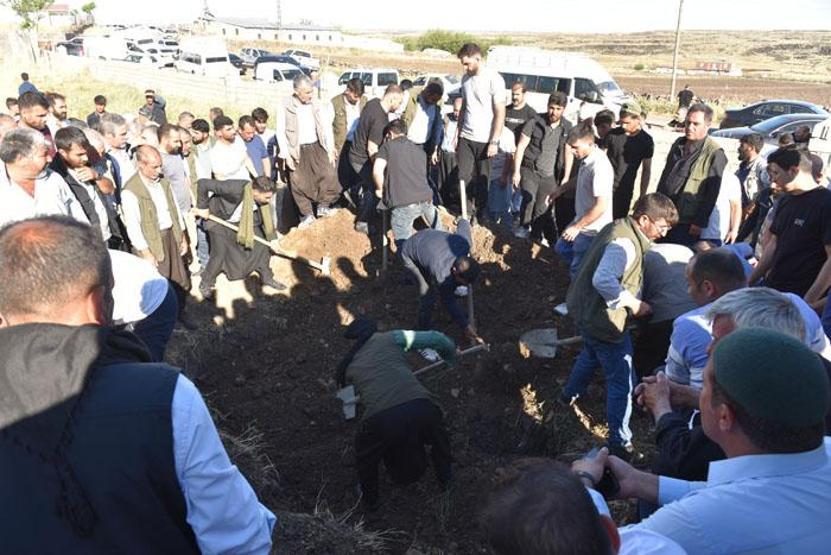 Tarifsiz acı 3 kardeş yan yana toprağa verildi