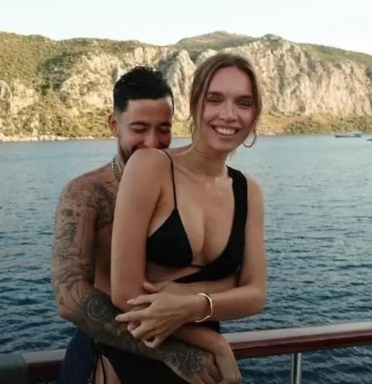Plajlar renklendi Ünlü isimler yaz sezonunu açtı
