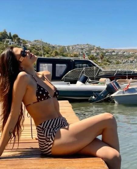 Plajlar renklendi Ünlü isimler yaz sezonunu açtı