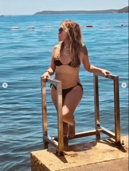 Plajlar renklendi Ünlü isimler yaz sezonunu açtı