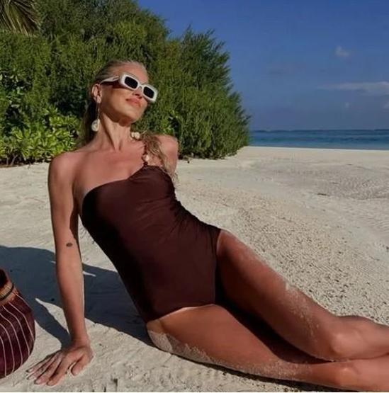 Plajlar renklendi Ünlü isimler yaz sezonunu açtı