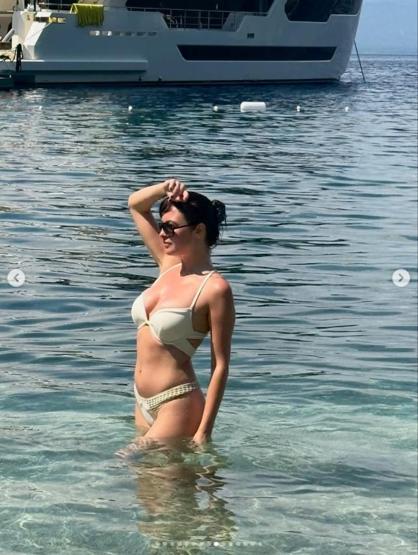 Plajlar renklendi Ünlü isimler yaz sezonunu açtı