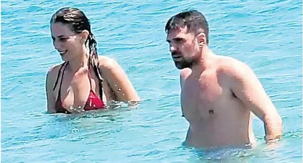 Plajlar renklendi Ünlü isimler yaz sezonunu açtı