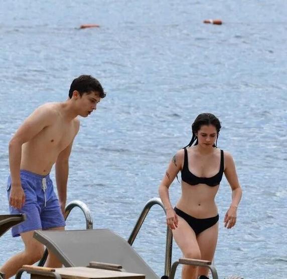 Plajlar renklendi Ünlü isimler yaz sezonunu açtı