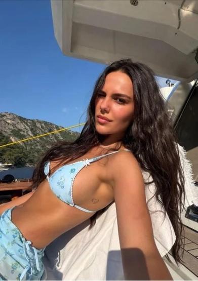Plajlar renklendi Ünlü isimler yaz sezonunu açtı