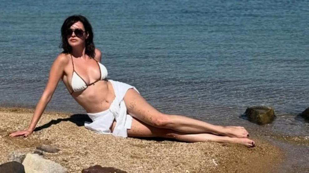 Plajlar renklendi Ünlü isimler yaz sezonunu açtı