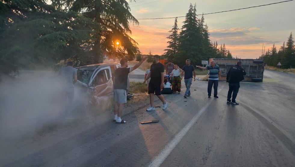 Eskişehir’de hafif ticari araçla, traktör çarpıştı; 2 yaralı