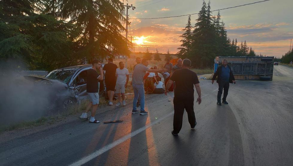 Eskişehir’de hafif ticari araçla, traktör çarpıştı; 2 yaralı