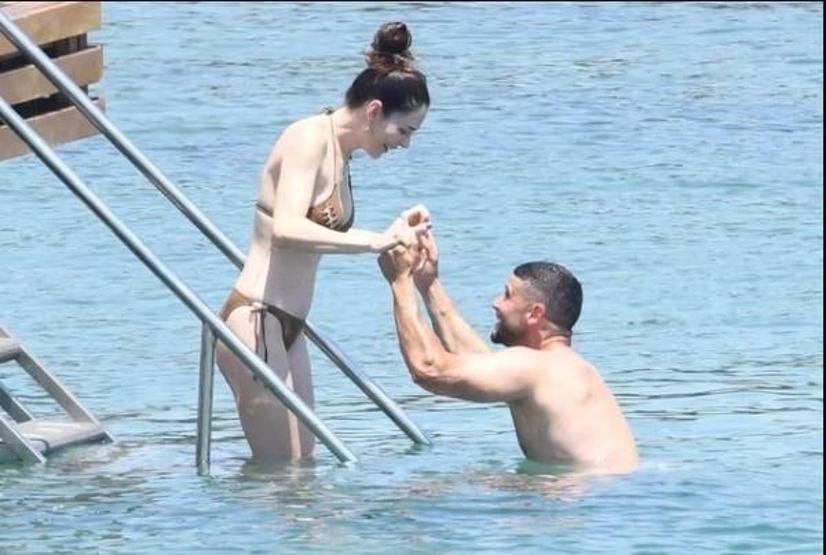 Plajlar renklendi Ünlü isimler yaz sezonunu açtı