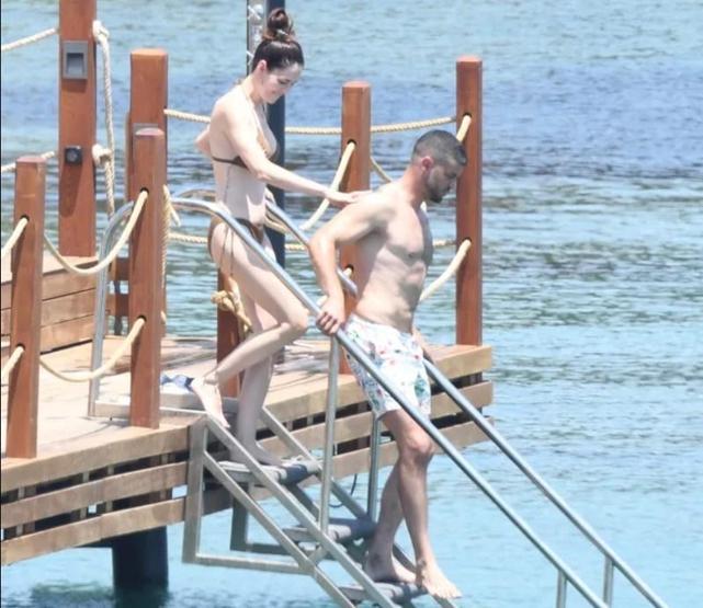 Plajlar renklendi Ünlü isimler yaz sezonunu açtı