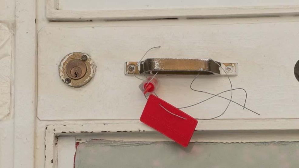 Bile bile lades: Mühürlenen riskli binada oturmaya devam ediyorlar