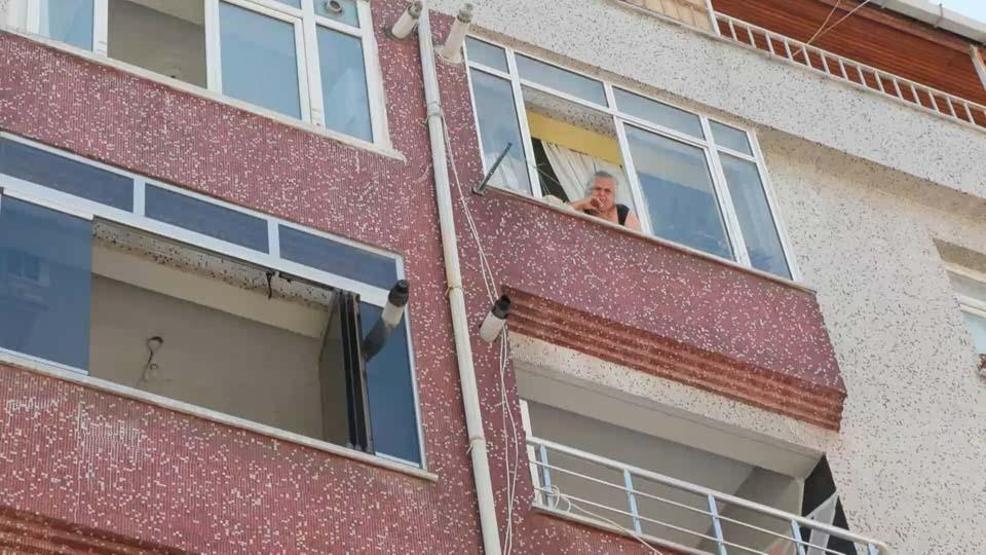 Bile bile lades: Mühürlenen riskli binada oturmaya devam ediyorlar
