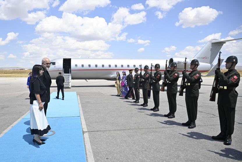 Ankaradaki NATO Zirvesine kıyafetiyle damga vurdu