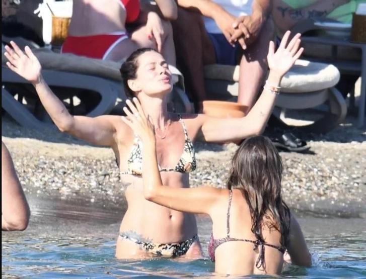 Plajlar renklendi Ünlü isimler yaz sezonunu açtı