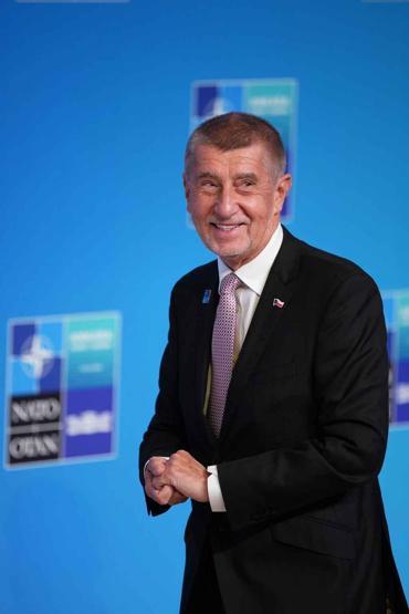 NATO aile fotoğrafında dikkat çeken mesafe: Aynı ülkeden iki lider katıldı, iki ayrı uçta durdular