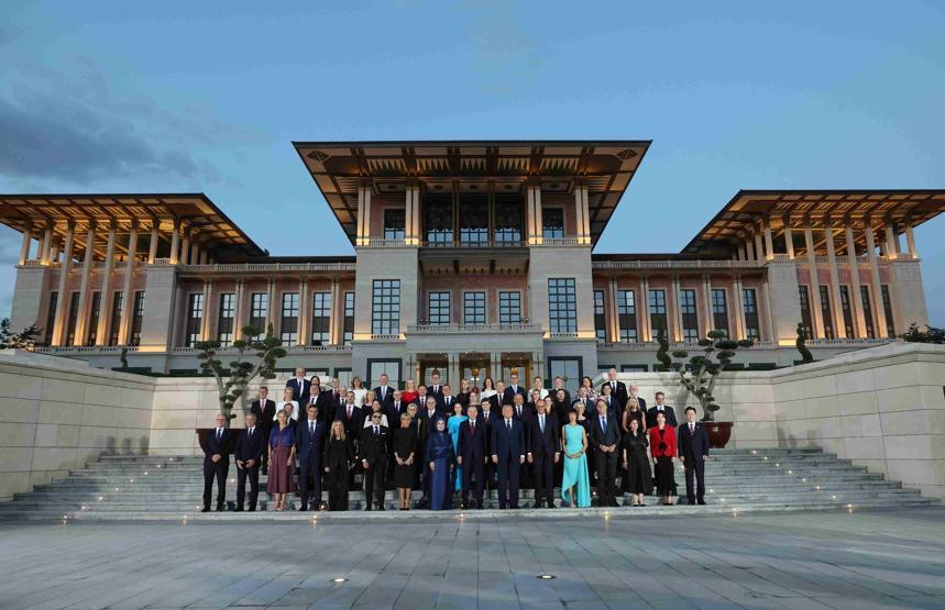 NATO aile fotoğrafında dikkat çeken mesafe: Aynı ülkeden iki lider katıldı, iki ayrı uçta durdular