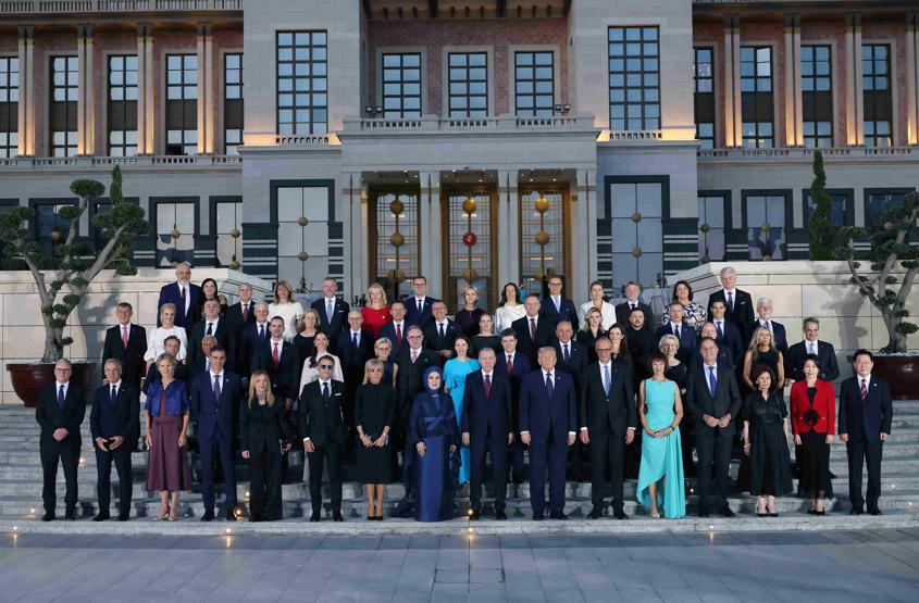 NATO aile fotoğrafında dikkat çeken mesafe: Aynı ülkeden iki lider katıldı, iki ayrı uçta durdular