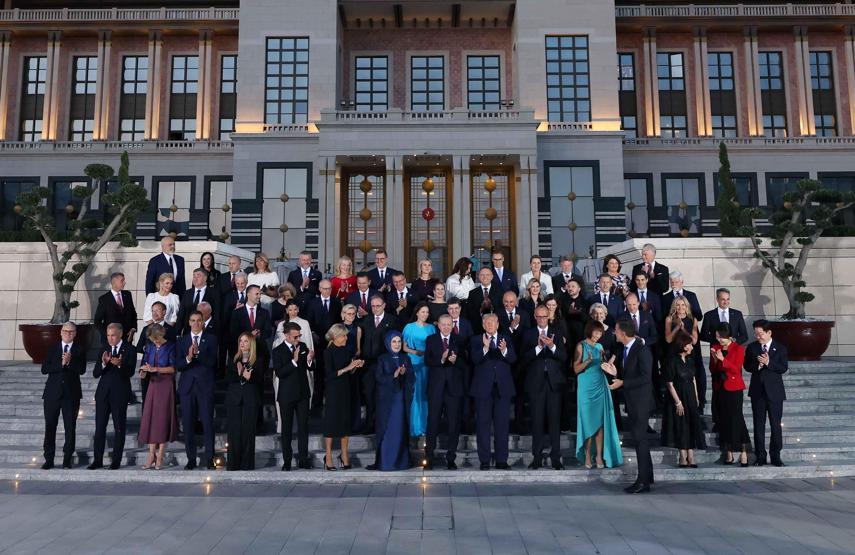 NATO aile fotoğrafında dikkat çeken mesafe: Aynı ülkeden iki lider katıldı, iki ayrı uçta durdular